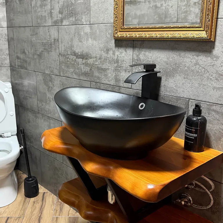 Оригинальная студия с камином в стиле лофт