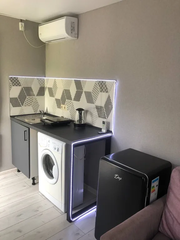 Домик-студия окруженная зеленью рядом с морем