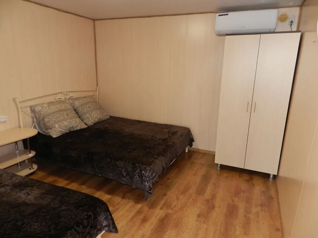 Домики на пляже Золотой Якорь с видом на море