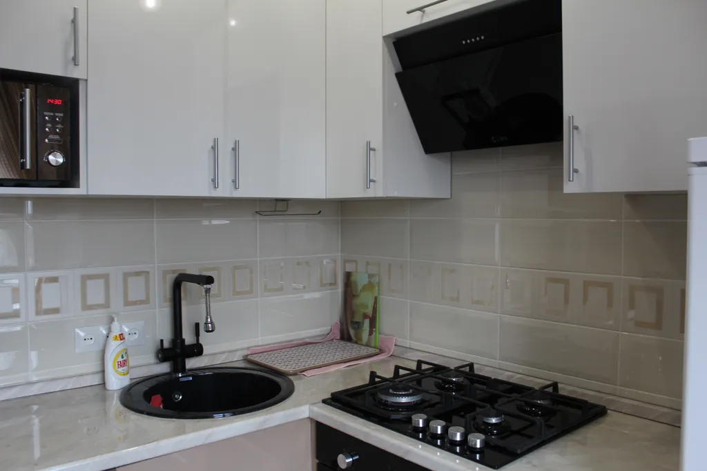 Уютная двухкомнатная квартира в спокойном районе, с кроватью и диваном