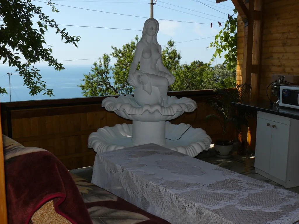 Домик с фонтаном