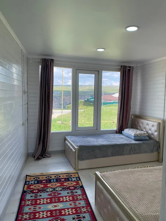 Уютный и аккуратный гоcтевoй домик c видом на водопад