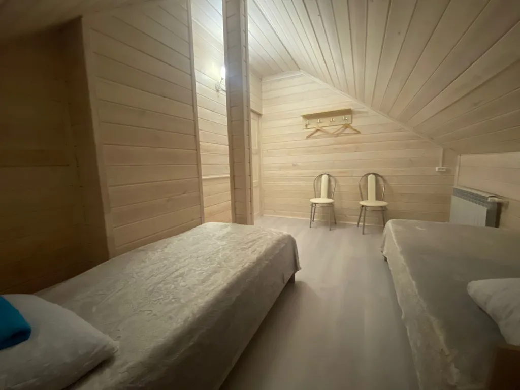 Трёхэтажный дом на берегу Волги