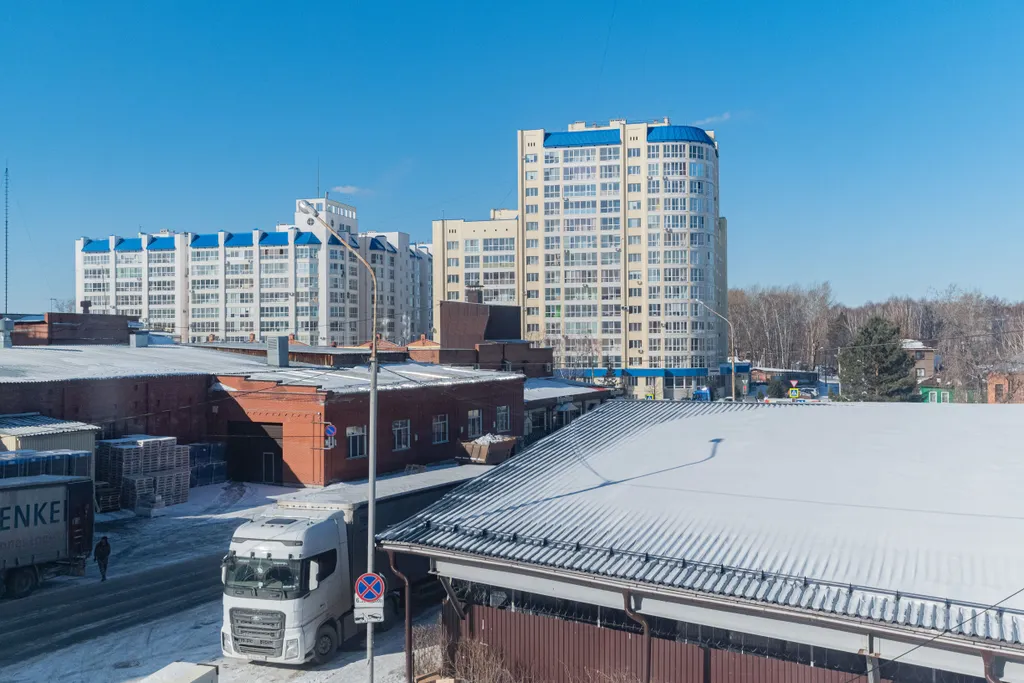 Просторная квартира с камином