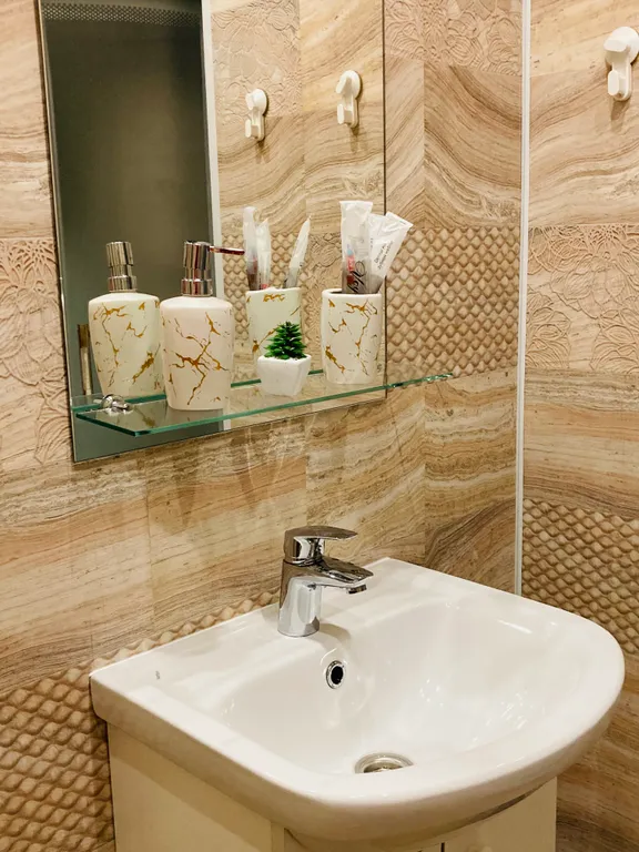 Просторная студия с огромной лоджией у озера