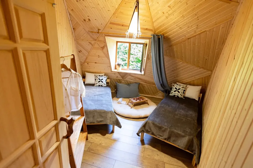 Купольный дом для большой компании с шикарным фруктовым садом