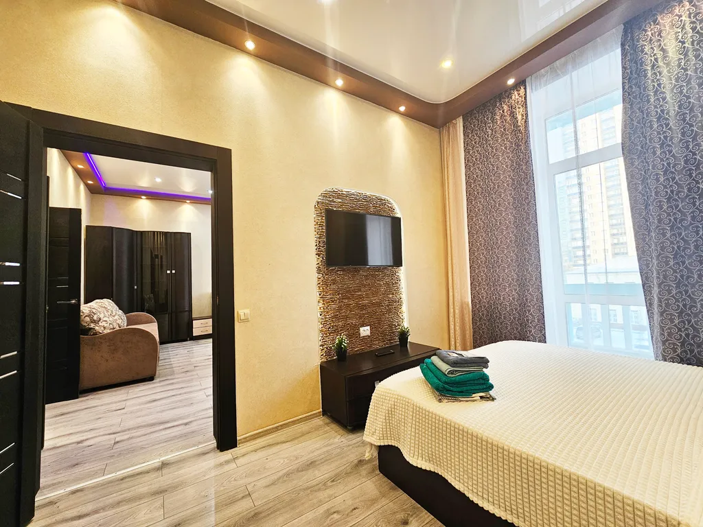 Третий дом возле главного жд вокзала и автовокзала