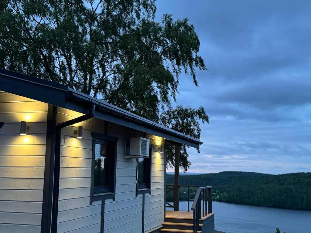 Дом проживание на вершине горы с видом на озеро, горы и лес