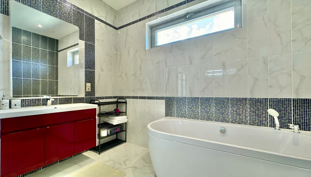 Дом с видом на горы и море