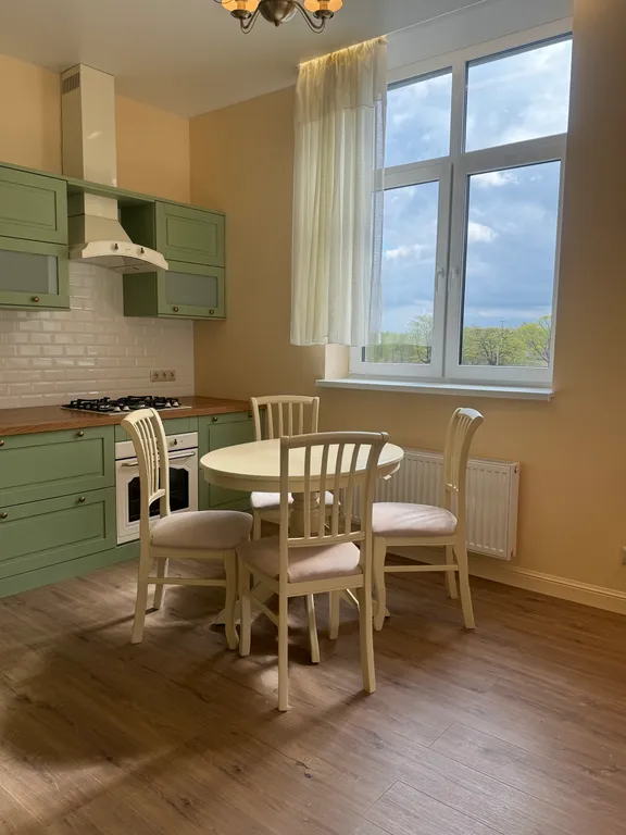 Солнечная квартира с мебелью из натурального дерева, рядом с морем