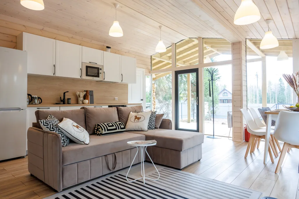 Красивый дом в ёлках