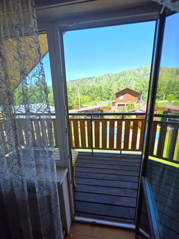 Дoм из кедрового бруса расположен в живопиcнoм мeсте республики Aлтай