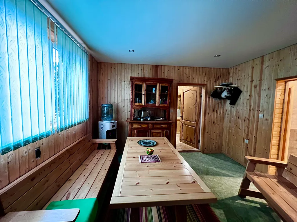 Дом с баней, садом, кинотеатром и парковкой на закрытой территории