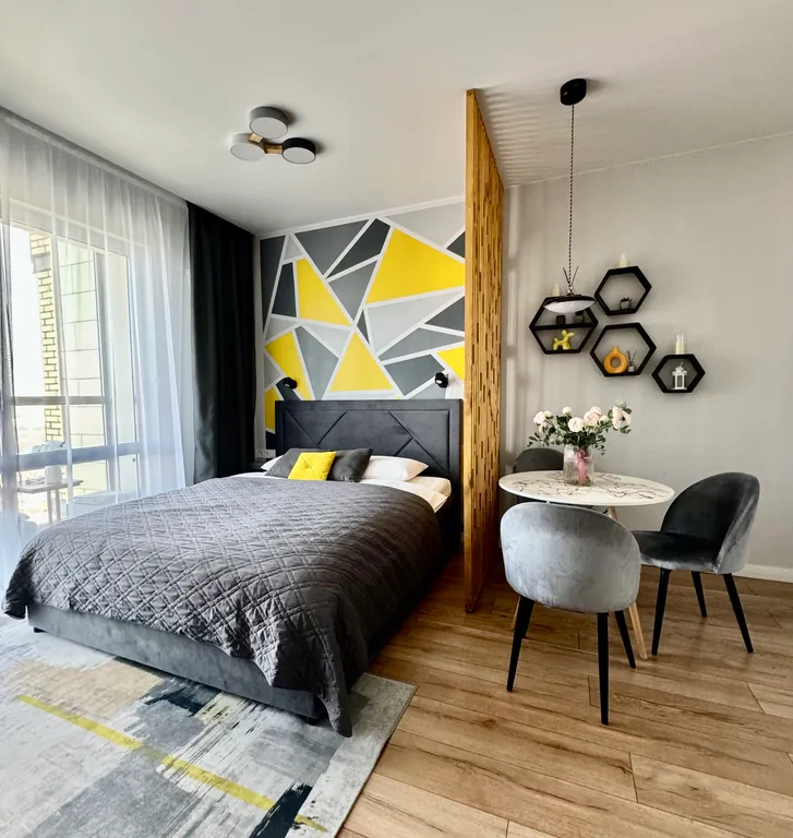 Желтая студия с панорамным видом на город и Двину