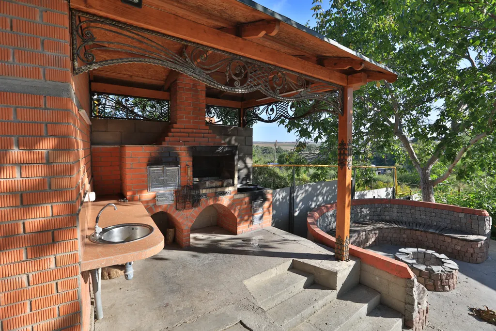 Коттедж Добротный кирпичный дом со своим двором в усадьбе Можжевеловый дворик — Айвовое