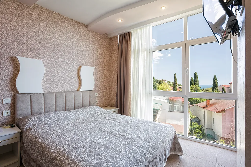 Светлая видовая квартира-студия под горой Кошка