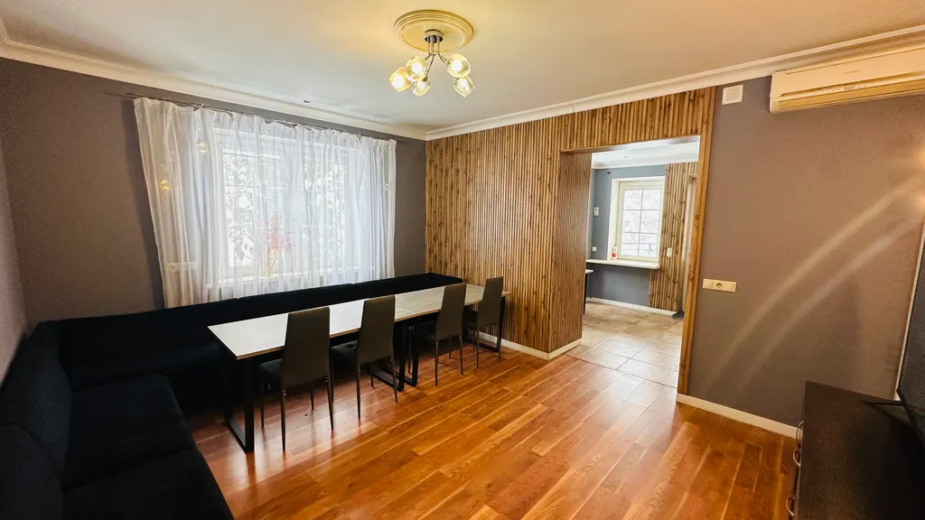 Дом с бассейном у леса