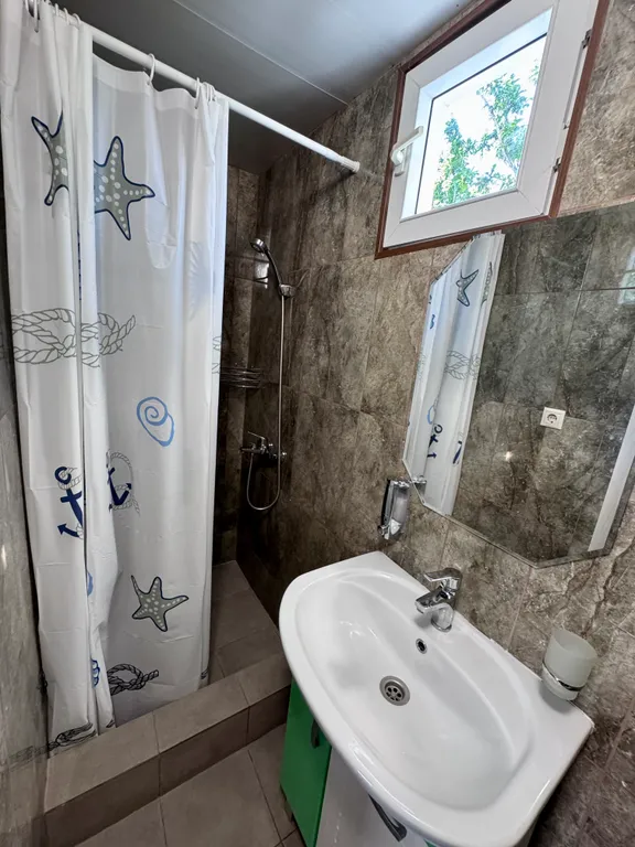 Трёхместный номер со всеми удобствами и с видом на море