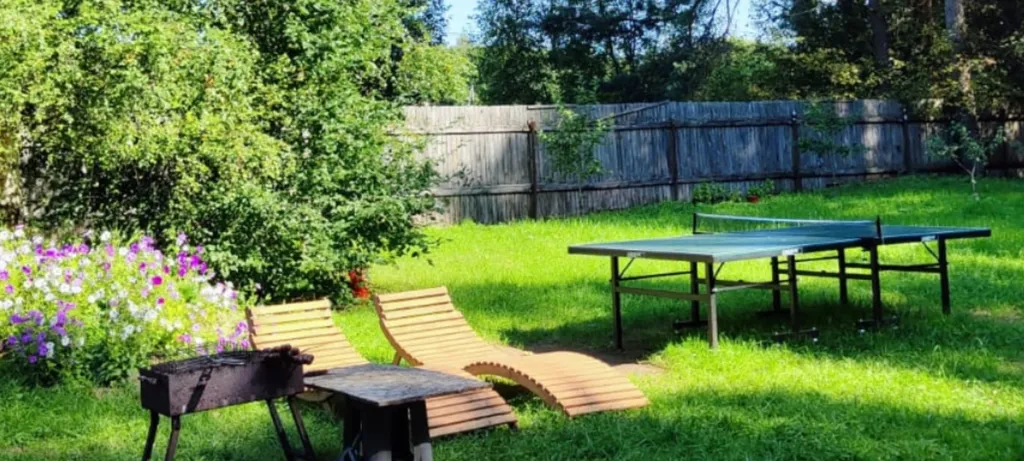 Коттедж Коттедж с баней, чаном и детской площадкой с батутом у озера, в бору — Ланино