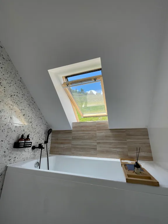 Новый коттедж с витражными окнами в центре