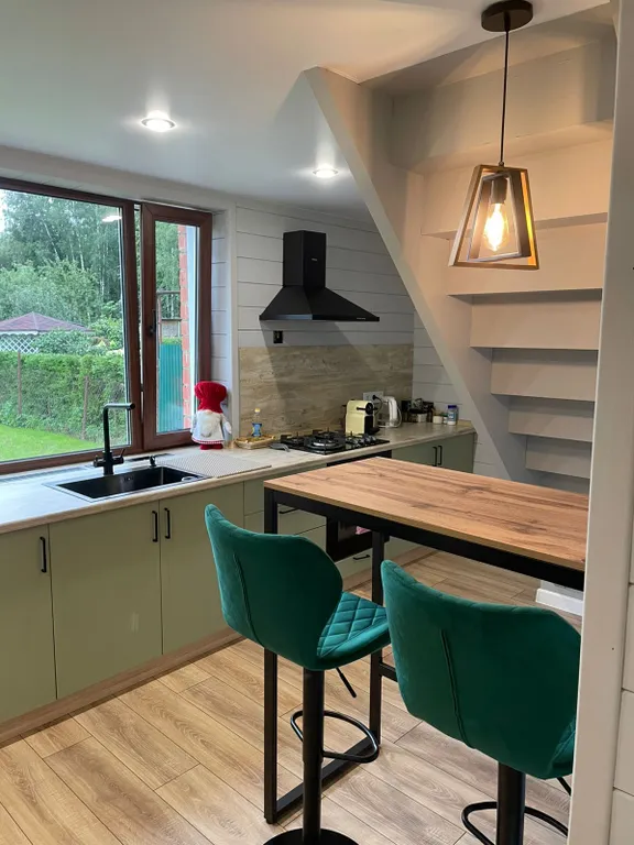 Уютный дом в окружении леса