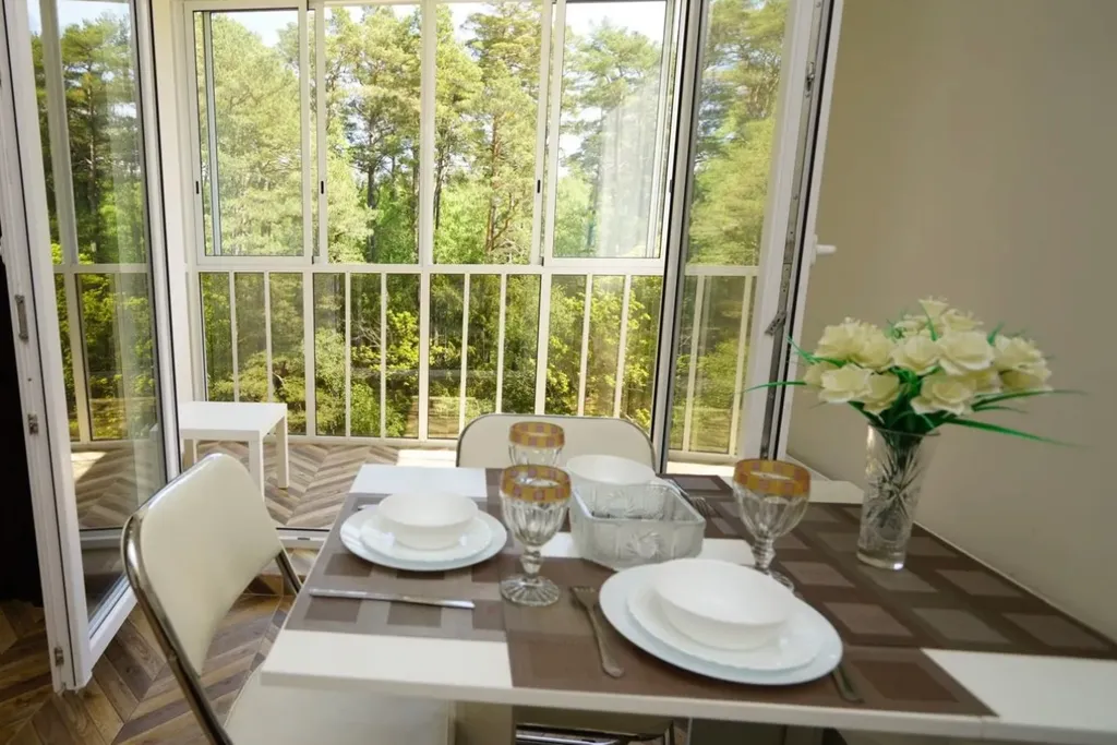 Уютная студия с видом на лес