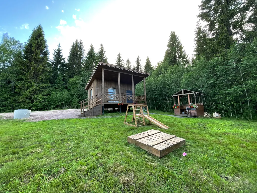 Домик для семейного отдыха в лесу