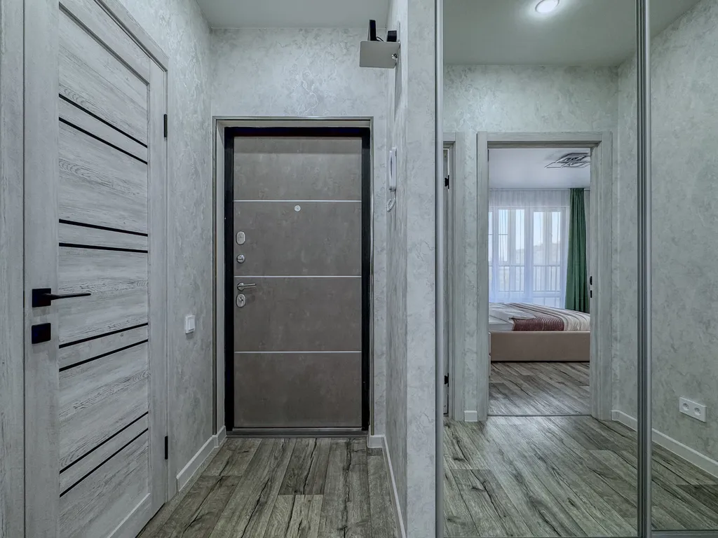 Просторная квартира с кухонной зоной и лоджией