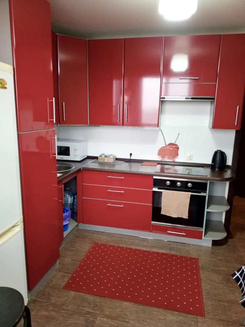 Большая комфортная кухня со всем необходимым для приготовления.