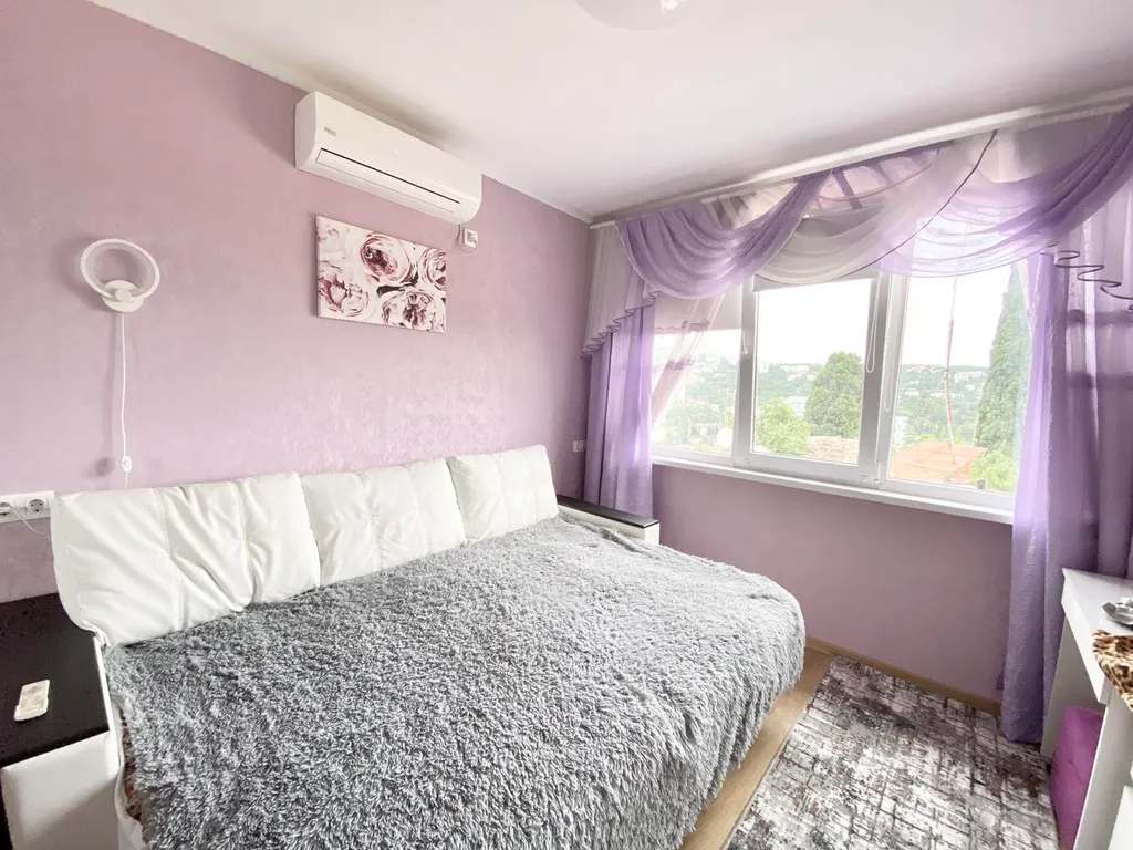 Уютная двухуровневая квартира с обеденной зоной во дворе