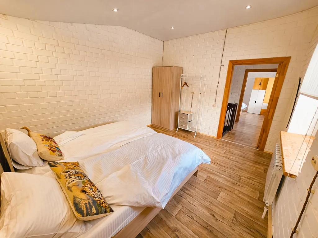 Просторный дом с баней и настольным теннисом в городе