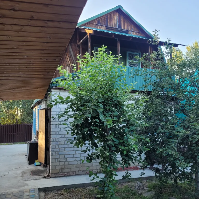 Дача с большой беседкой