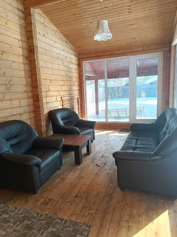 Коттедж с французскими окнами на участке с соснами и берёзами