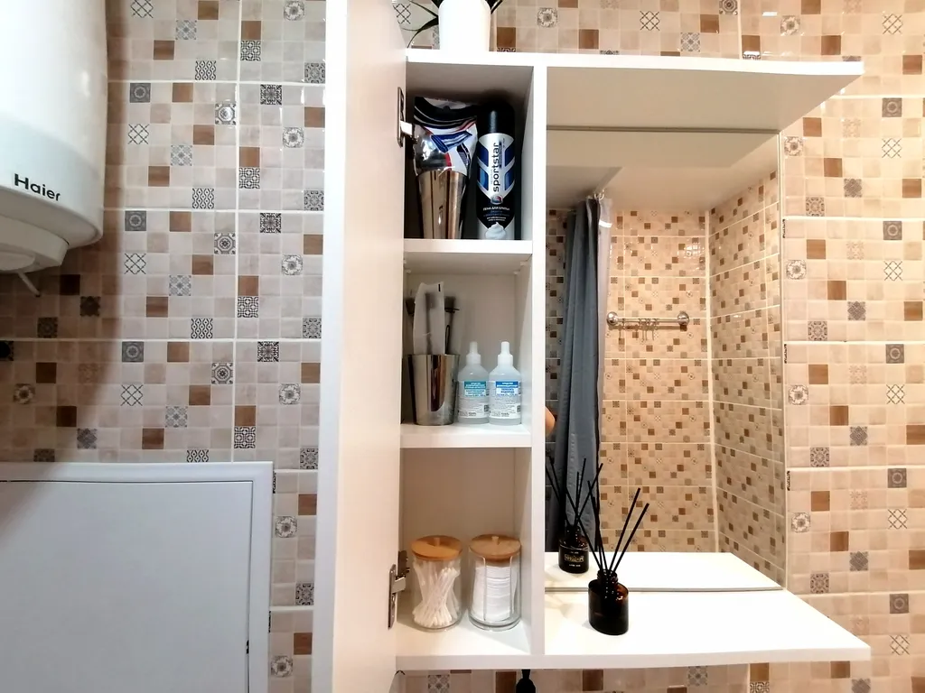 Уютная и тёплая квартира в центре города. Столовая расположена  в доме