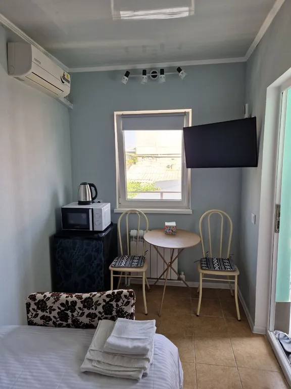 Квартира Номер с маленьким балкончиком на двоих у самого моря — аренда посуточно в Евпатория