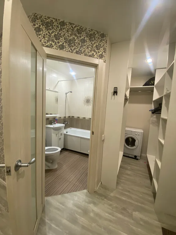 Квартира-студия с панорамным балконом в центре города