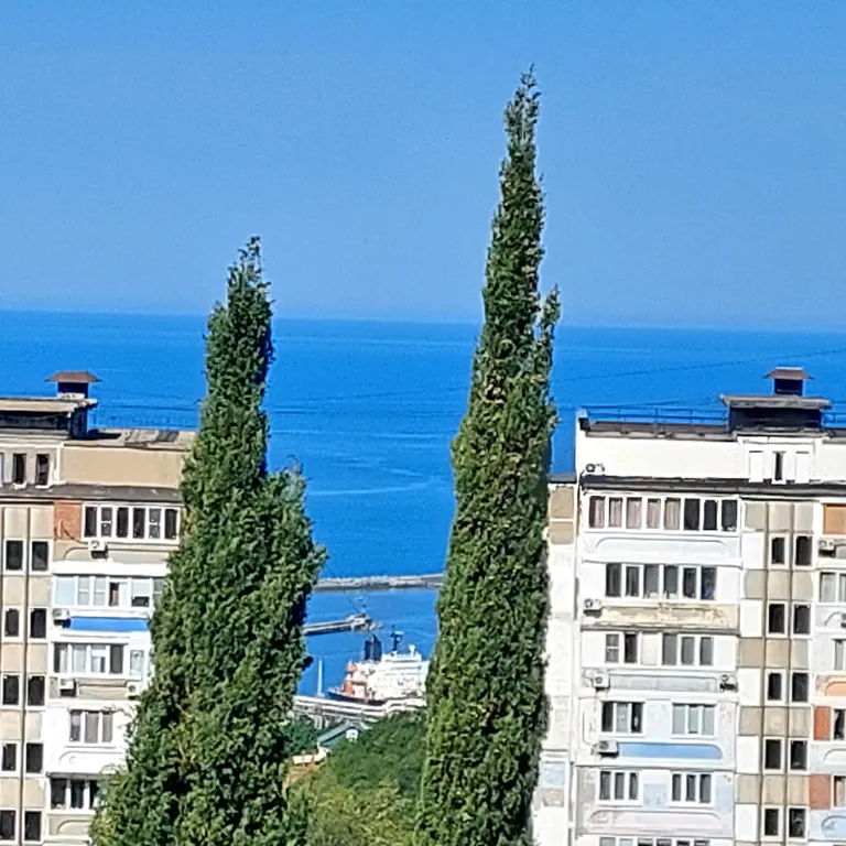 Студия с окном на море