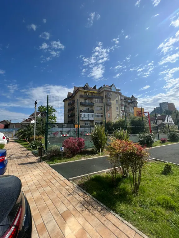 Апартамент с просторной спальней и выделенной кухонной зоной