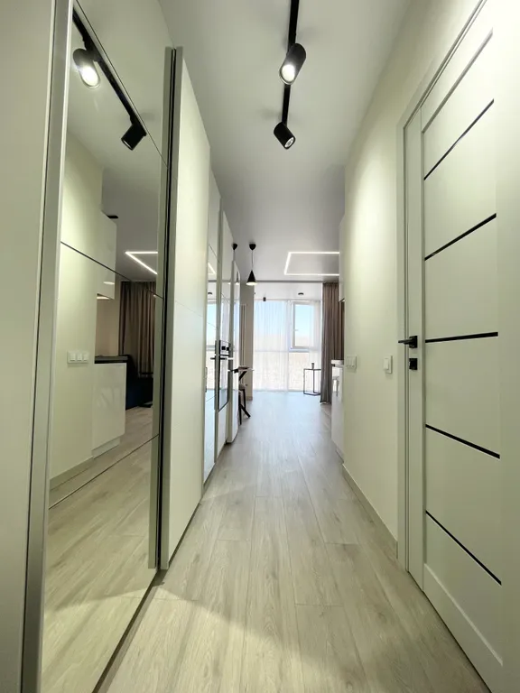 Апартаменты с панорамными окнами на лес и море и роскошным двором