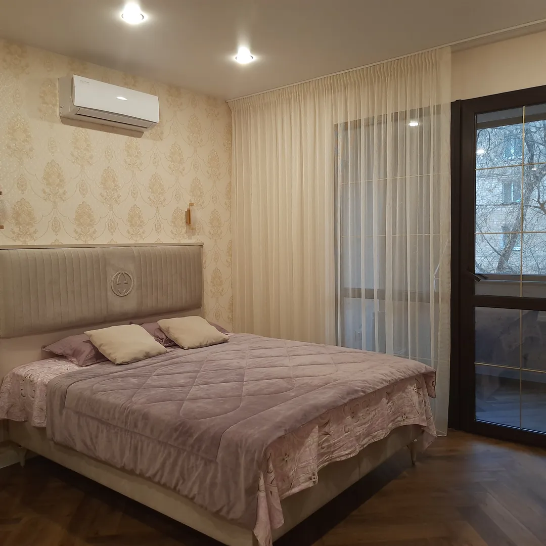 Удобная кровать с ортопедическим матрасом и подушками.