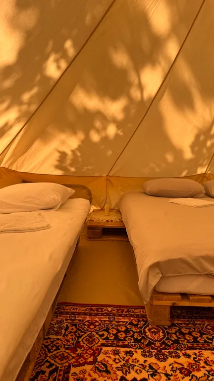 Большой шатёр в кемпинге вблизи озера