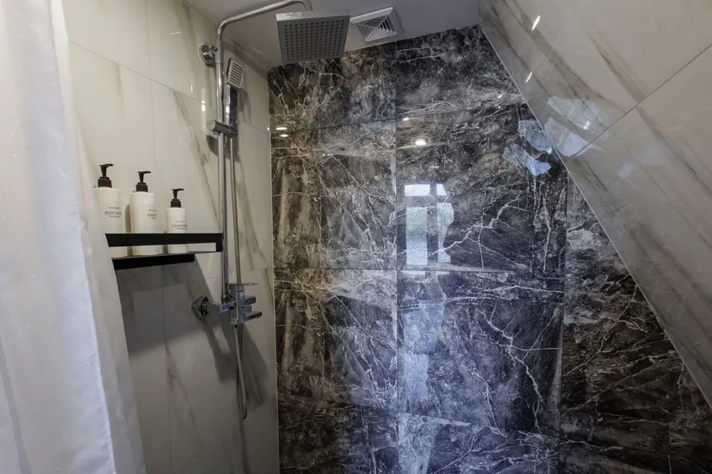 Коттедж Дом с баней и чаном с видом на озеро — Лабинск