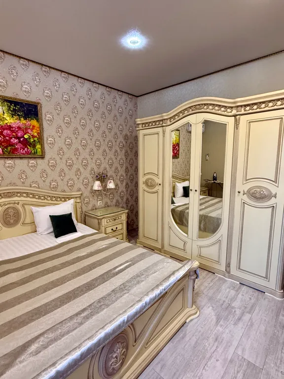 Изумрудный дизайнерский коттедж с бассейном