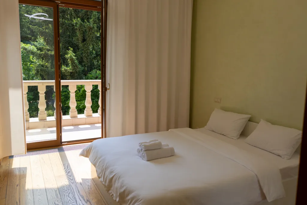 Особняк с большим бассейном в живописном лесном поселке