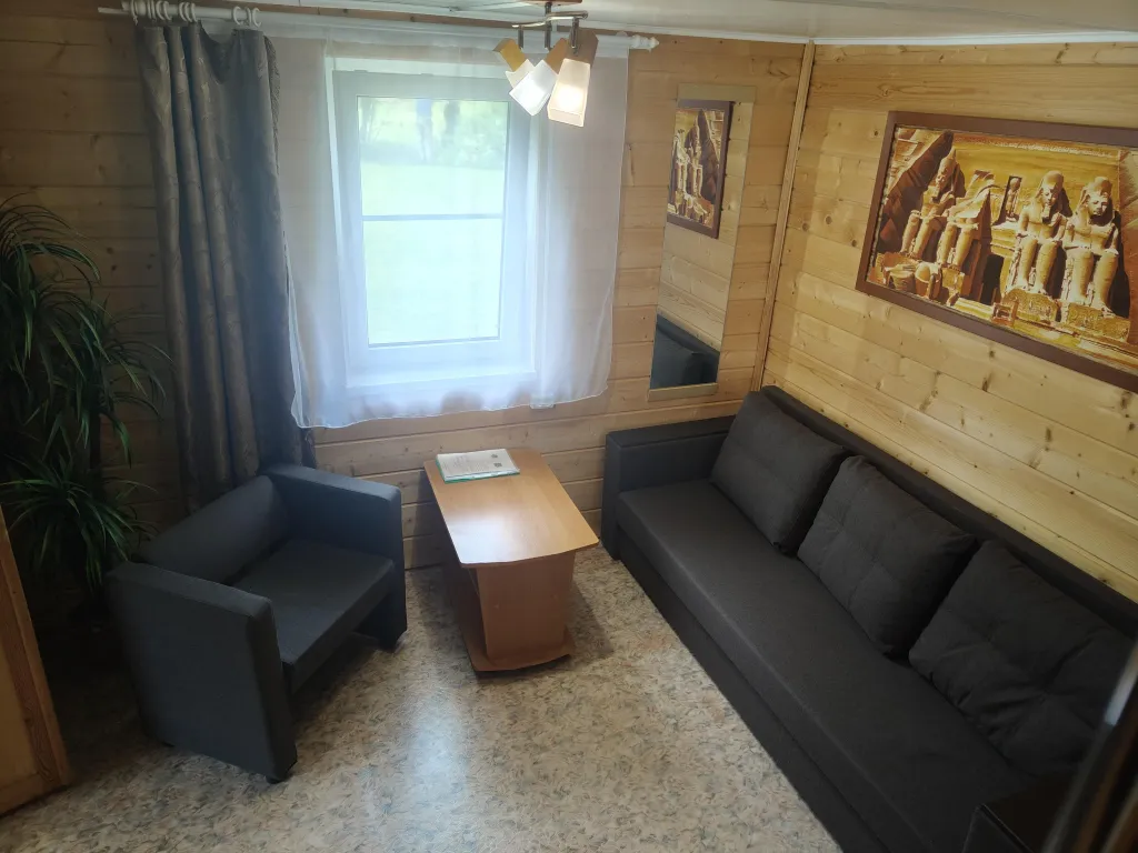 Дом на берегу с баней и лодкой