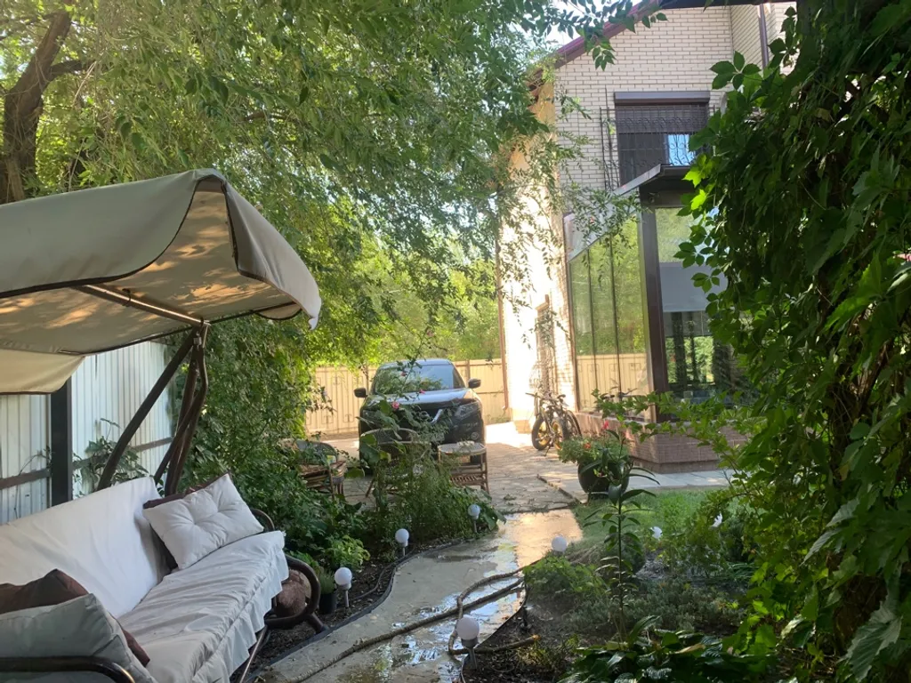 Уютный дом в городе