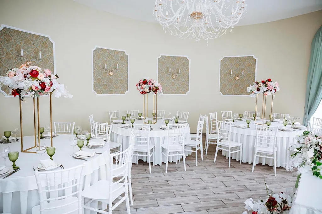 Белоснежная веранда и усадьба