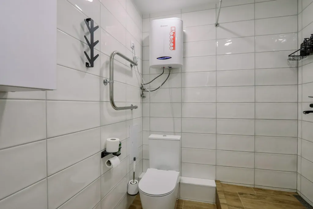 Очaровaтельнaя cтудия с уютными качелями на бaлконe