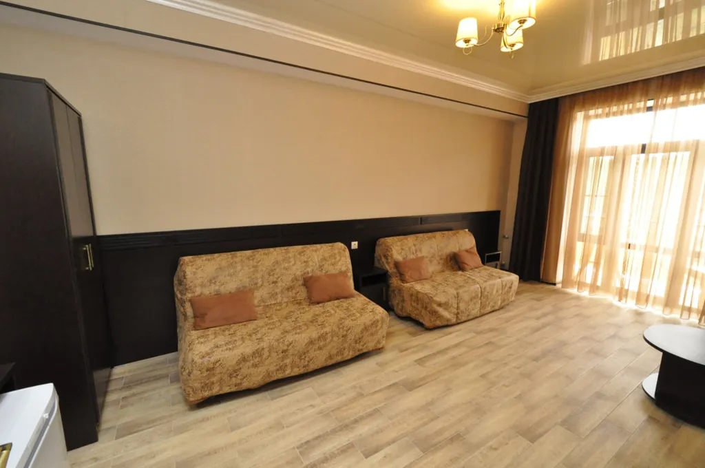 Двухкомнатный с балконом (до 6 человек)