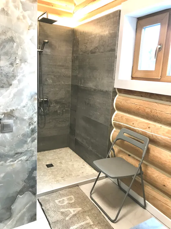 Дом на скале с видом на озеро